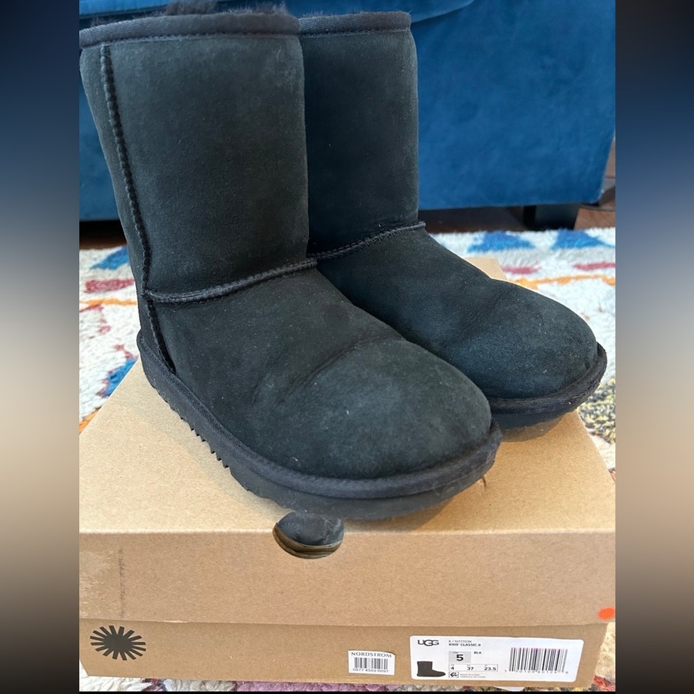❌SOLD❌UGGs Big Kids sz 5 Classic II in Black